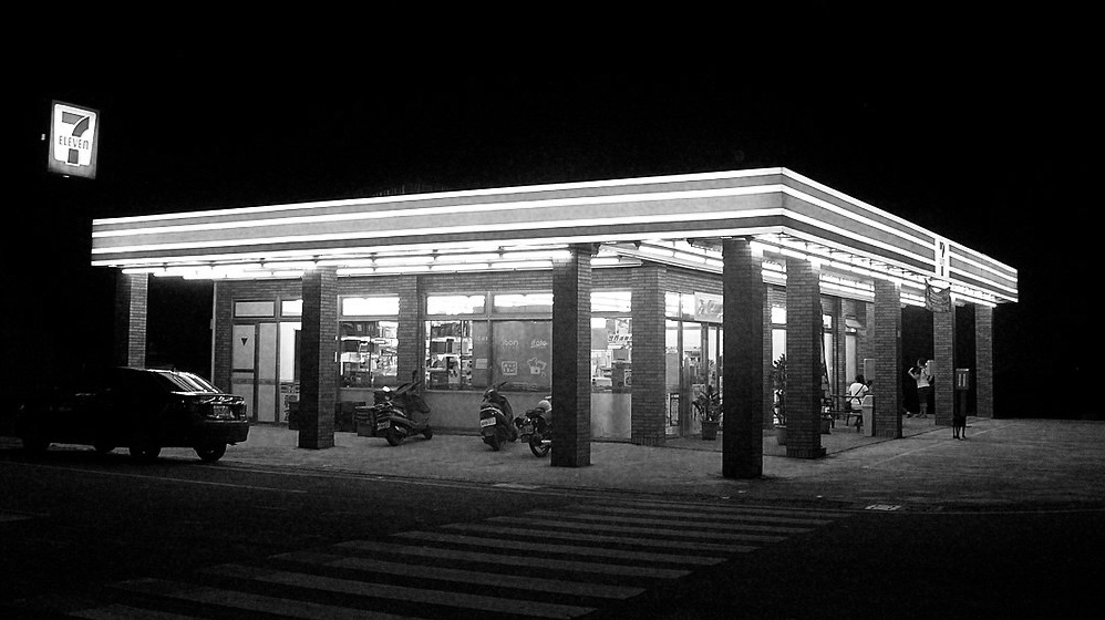 1024px-7-Eleven_Dongchi_Store_20080803_night
